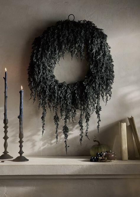 A frightfully cool black faux wreath to decorate the home this fall season, with a fringe of trailing branches creating a dramatic effect. Witchy Cottagecore, Cedar Wreath, Office Halloween, Halloween Trends, Black Wreath, Diy Halloween Wreath, Halloween Floral, Dekor Diy, Spooky Szn