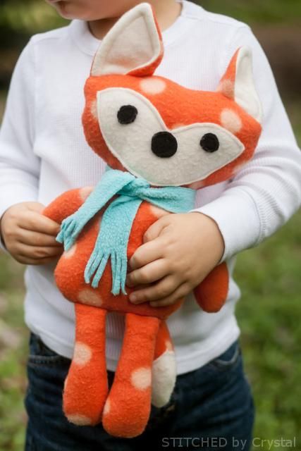 DIY fox pattern and tutorial Fox Sewing Pattern, Stuffed Fox, Diy Sy, Felt Toys Patterns, Baby Mobil, Diy Bebe, Sewing Stuffed Animals, Costura Diy, Fabric Toys