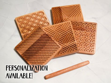 Make Gnocchi, Unique Kitchen Items, Pasta Board, Pasta Making Tools, Wood Inspiration, Making Gnocchi, Pottery Projects, Ceramic Tools, Making Pasta