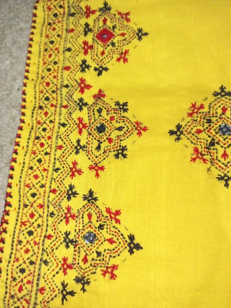 New hand made design/ sindhi embroidery Kacha Tanka Embroidery Designs, Sindhi Embroidery Dresses, Sindhi Embroidery Design, Blochi Design, Kutchi Embroidery, Balochi Dresses, Sindhi Embroidery, Kurta Embroidery, Balochi Dress