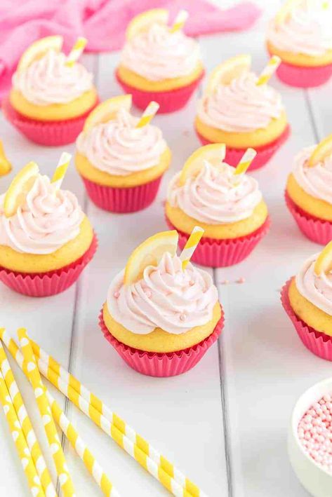 Pink Lemonade Frosting, Pink Lemonade Pie, Lemonade Cake Recipe, Pink Lemonade Cookies, Strawberry Lemonade Cupcakes, Pink Lemonade Cake, Cupcake Rosa, Pink Lemonade Recipes, Pink Lemonade Cupcakes