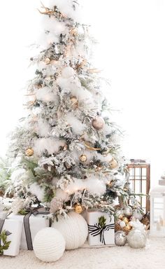 White Christmas Tree: 10 Inspiring Ideas how to decorate your tree for Christmas Rose Gold Christmas Decorations, Glam Christmas, Elegant Christmas Trees, A White Christmas, Gold Christmas Decorations, Pink Christmas Decorations, Christmas Tree Inspiration, White Christmas Trees, Flocked Christmas Trees