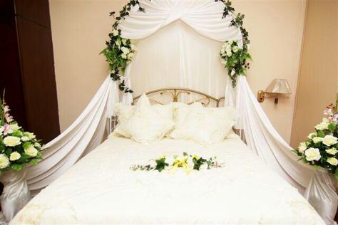 Ethereal Bilik Pengantin, Honeymoon Room, Polygon Animal, Honeymoon Rooms, Wedding Night Room Decorations, Asian Wedding Decor, Creative Beds, Wedding Bedroom, Wedding Bed