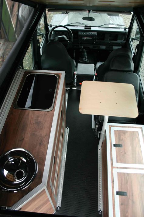 Interieur Defender 110 SW 3 persoons Defender 110 Camper Interior, Defender 110 Camper, Land Rover Defender Expedition, Crossover Vehicles, Land Rover Defender Camping, Ineos Grenadier, Defender Camper, Suv Camper, Crossover Cars