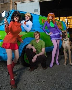 Jinkies! It's a SCOOBY DOO Cosplay Group Group Cosplay, Daphne And Velma, Velma Dinkley, Daphne Blake, Epic Cosplay, Hanna Barbera, Amazing Cosplay, Rocking Horse, Best Cosplay