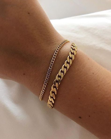 Bracelets Classy, Pear Shaped Diamond Necklace, Gold Bracelets Stacked, Hippie Look, Gold Armband, Gold Jewelry Simple, Gold Bracelets, Solitaire Necklaces, Diy Schmuck