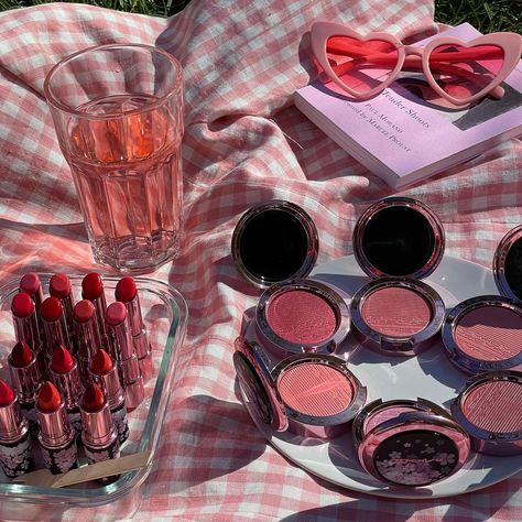 Beauty Set Up, Makeup Product Photoshoot Ideas, Picnic Product Photoshoot, Picnic Product Photography, Makeup Product Photoshoot, Giveaway Photoshoot, Picnic Makeup, Styling Moodboard, Makeup For School