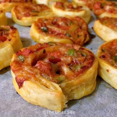 Puff Pastry Quiche, Savoury Party Food, Fingerfood Baby, Savoury Slice, Savoury Finger Food, Pizza Pinwheels, Sausage Rolls Recipe, Cheese Puff Pastry, Pinwheel Recipes