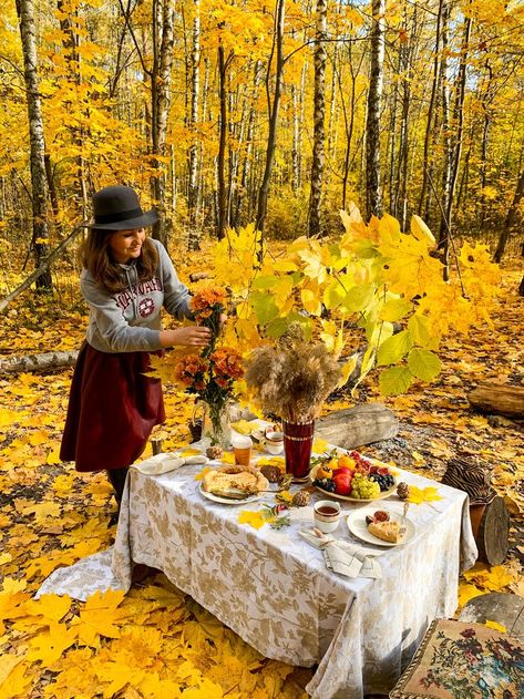 Autumn picnics Table With Food, Cosy Bedroom, Fall Table Settings, Autumn Table, Woman Standing, Changing Seasons, A Table, A Woman, Table Settings