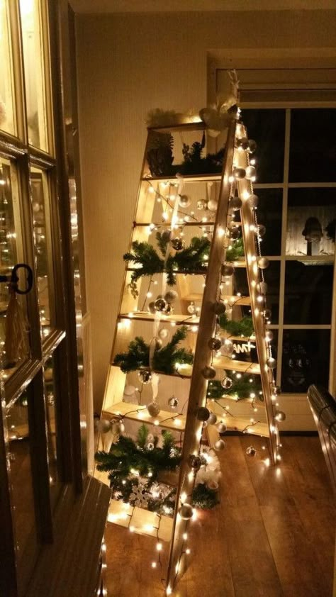 Christmas Decorations On A Budget, Ladder Christmas Tree, Easy Diy Christmas Decorations, Decorations On A Budget, Christmas Decorations Easy, Diy Christmas Village, Creative Christmas Trees, Christmas Centerpieces Diy, Christmas Mantel Decorations