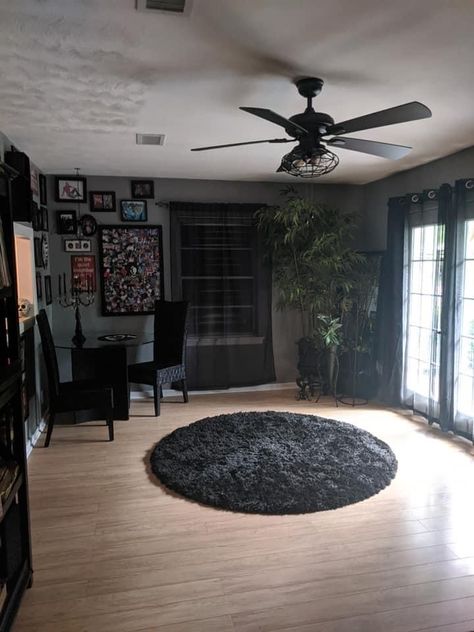 Simple Gothic Room Ideas, Dark Witchcore Bedroom, Simple Goth Decor, Goth Minimalism Decor, All Black Bedroom Aesthetic, Black Rooms Aesthetic, Dark Minimalist Home Decor, Gothic Room Painting Ideas, Emo Apartment Decor