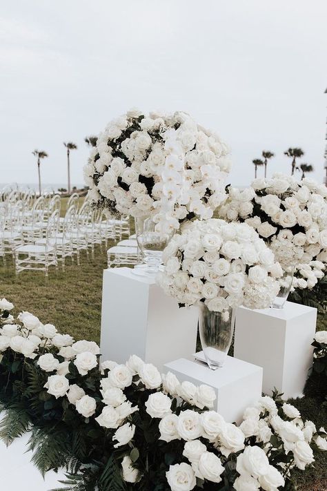 A beautiful all-white beach wedding ceremony with white roses, orchids, and the ocean in the background. Wedding Decor Floral, Ocean Backdrop, Ocean View Wedding, Elegant Beach Wedding, Wedding Timeless, White Wedding Ceremony, Palmetto Bluff, All White Wedding, Timeless Wedding