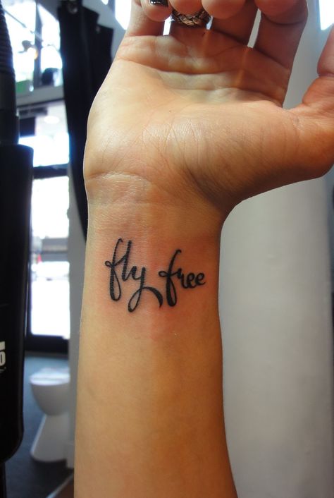 Fly free wrist tattoo...I like this font style Side Quote Tattoos, Tattoo Free, Believe Tattoos, Floral Thigh Tattoos, Girls With Sleeve Tattoos, Tattoo Font, About Tattoo, Fly Free, Wrist Tattoo