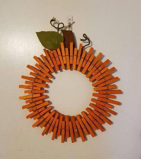 Clothespin Wreaths, Painted Clothes Pins, Pumkin Decoration, Clothespins Diy, Wooden Clothespin Crafts, Clothespin Art, Thanksgiving Clothes, Decorate For Fall, Pin Crafts