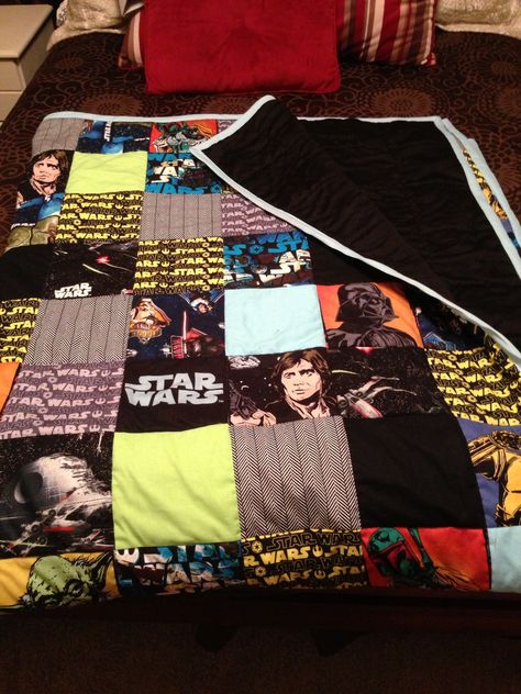 Star Wars quilt. Star Wars Quilt, Star Wars Bedroom, Star Wars Crafts, Star Wars Room, Childrens Quilts, Star Wars Tshirt, Star Wars Party, Boy Quilts, Star Wars Baby