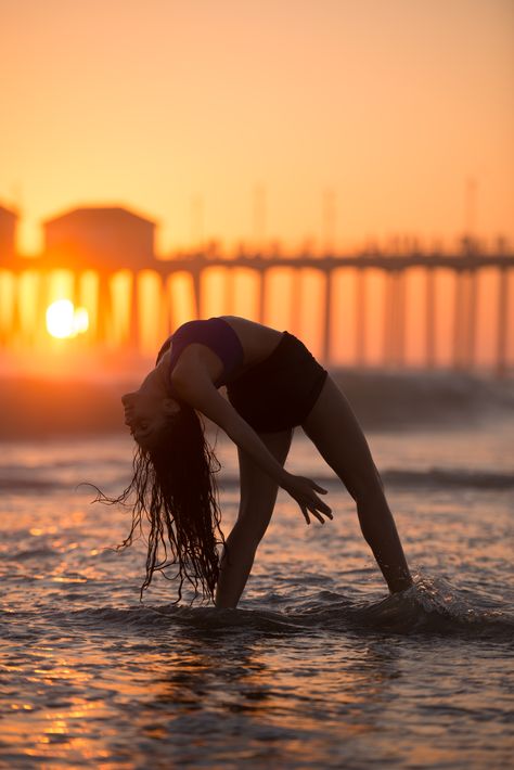 Sunset Dance Photography, Beach Dance Photos, Beach Dance Photography, Beach Dance, Dancing Poses, Dance Pics, Dance Picture Poses, Dance Photo Shoot, Dancer Photography