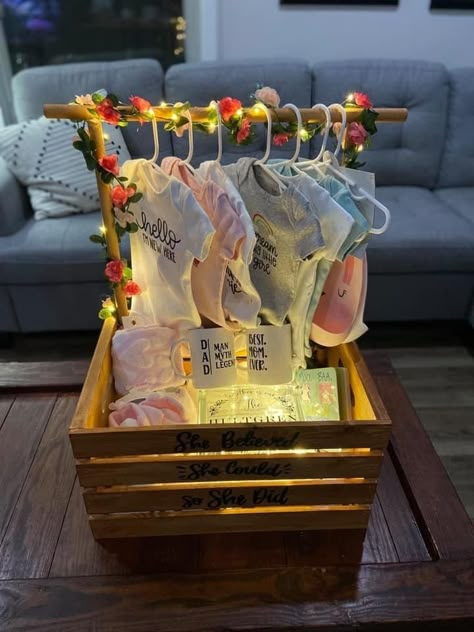 Baby Clothes Decoration Ideas, Baby Shower Hanger Basket, Baby Girl Hamper Ideas, Baby Shower Gifts For Boys Creative, Girl Baby Shower Gift Ideas, Baby Box Gift, Creative Baby Shower Gifts, Baby Gift Packs, Baby Shower Gift Box