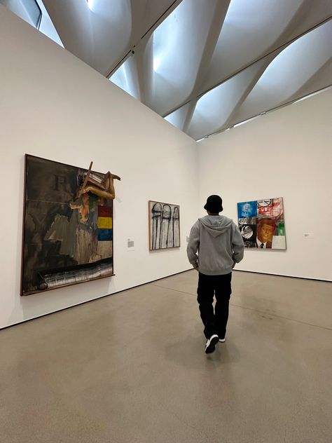 art, outfit, black cargos, nike dunks, grey sweater, bucket hat, aesthetic, museum, the broad, Los Angeles, California, fit pic, 2023, pose, stance, solo Poses At The Museum, Ig Outfit Poses, Poses For Ig Pics Men, Instagram Photos To Recreate, Poses Reference Instagram, Art Gallery Picture Ideas, No Face Fit Pic, Take Pictures Aesthetic, Instagram Inspo Men