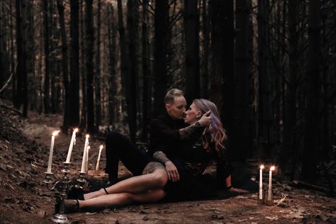 Gothic Fall Photoshoot, Creepy Couples Photoshoot, Creepy Family Photoshoot, Mystical Couple Photoshoot, Witch Couple Photoshoot, Gothic Couple Photoshoot Ideas, Vampire Engagement Photos, Budiour Photography Ideas Couple, Couples Photoshoot Dark Aesthetic