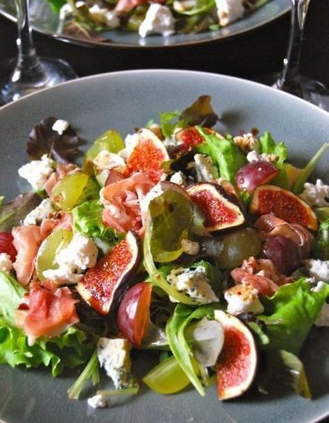 Salade d’automne : nos meilleures idées de salades d’automne pour profiter de la saison - Elle à Table Easy Steak, Autumn Salad, Goat Cheese Salad, Cheese Salad, Arugula Salad, Steak Dinner, Cold Meals, Lunch Recipes, Food Inspiration