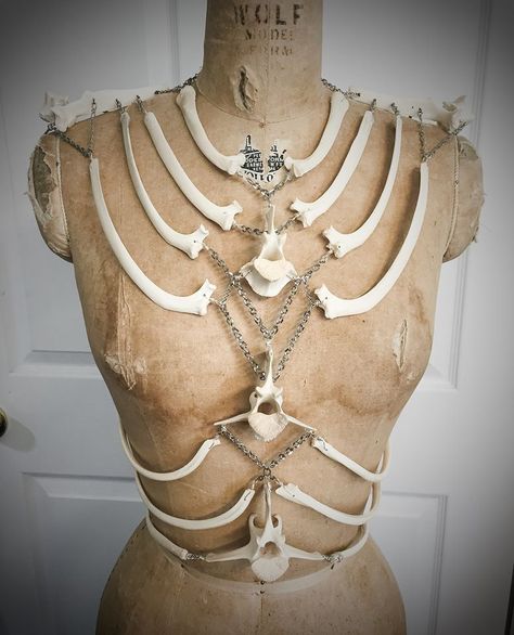 Bone Clothes Aesthetic, Bone And Crystal Jewelry, Bone Corset Diy, Diy Bone Jewelry, Bone Witch Costume, Bone Jewelry Aesthetic, Bone Crafts Diy, Bone Headpiece, Bone Jewelry Diy