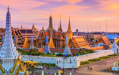 Grand Palace Thailand, Thailand Airport, Colorful Animal Paintings, Wat Arun, Official Residence, Grand Palace, European Architecture, Coastal Cities, Las Vegas Hotels