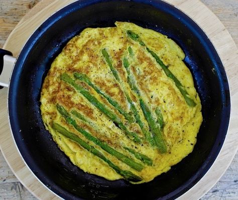 Traditional Greek Asparagus Omelet Greek Asparagus, Asparagus Omelette, Homecooked Food, Olive Tomato, Mediterranean Diet Meal Plan, Easy Mediterranean Diet Recipes, Mediterranean Diet Plan, Healthy Benefits, Egg Dish