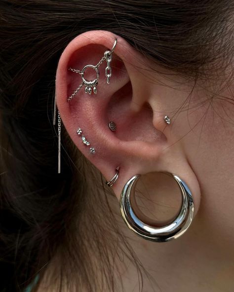 Marilyn Mena-Scott - Ear Stylist (@marilynmenascott) • Instagram photos and videos Piercing Inspo Ear Industrial, Ear Piercing Styling Minimalist, Witchy Ear Piercings, Chain Ear Piercings, Silver Ear Curation, Ear Styling Silver, Ear Piercings Unique, Piercing Stack, Ear Piercings Gauges