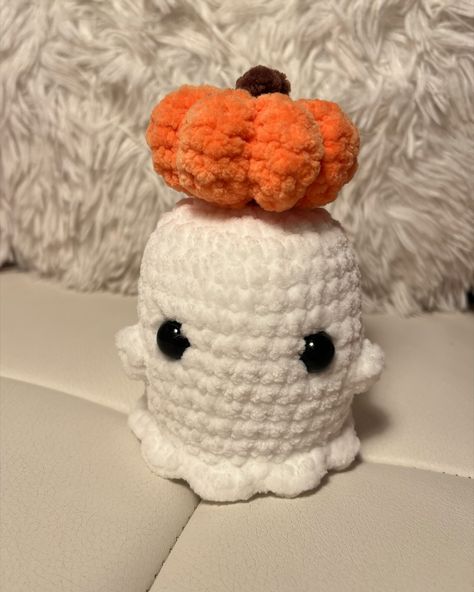 Halloween Crochet Ideas, Ghost With Pumpkin, Fall Crochet, Crochet Halloween, Boo Basket, Little Ghost, Halloween Crochet, Pumpkin Pattern, Halloween Decoration