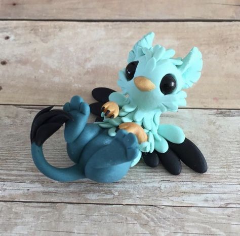 Polymer Clay Fantasy Creatures, Air Dry Clay Dragon, Clay Dragon Easy, Phoenix Creature, Cute Polymer Clay Animals, Polymer Clay Creatures, Fantasy Clay, Clay Creatures, Clay Dragons