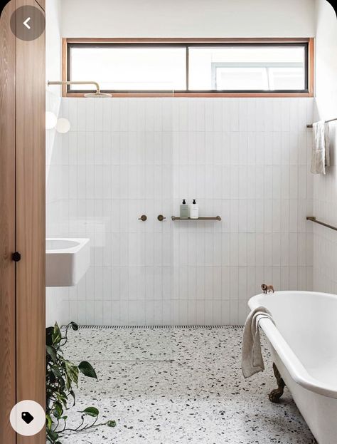 Drømme Bad, Terrazzo Bathroom, Open Showers, Bilik Air, Bad Inspiration, Terrazzo Flooring, Small Bathroom Design, Cabin Design, Laundry In Bathroom