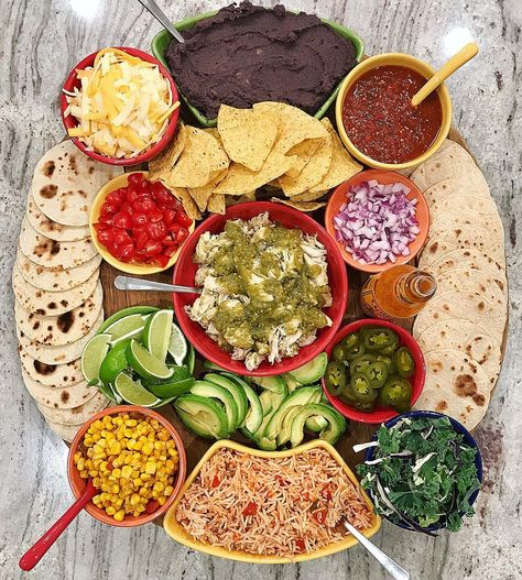 Build-Your-Own Taco Board by The BakerMama Salsa Verde Chicken Tacos, Bean Nachos, Flourless Brownies, Baked Cake, Dinners Recipes, Fingerfood Party, Creative Snacks, Pan Dinners, Apple Bread