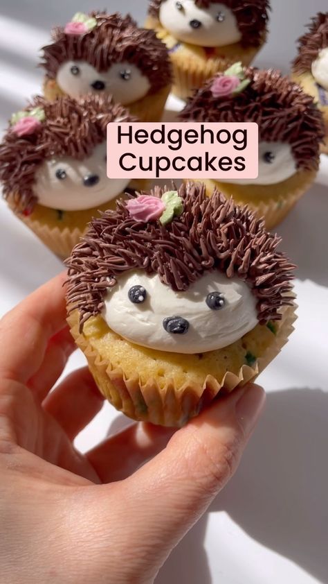 Instagram Cupcakes Decoration Animals, Cupcakes Decoration Aesthetic, Cupcake Parfait, Decorated Cupcakes Ideas, Fun Cupcake Decorating Ideas, Postres Aesthetic, Hedgehog Cupcakes, Animal Cupcakes Easy, Cupcake Icing Designs