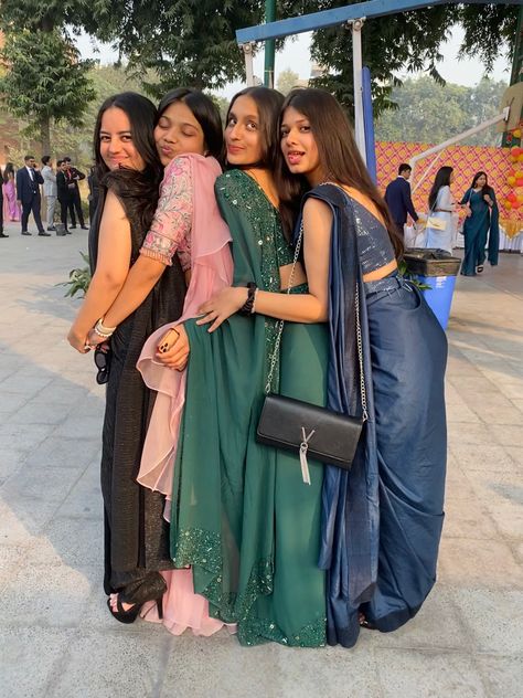 Saare Poses With Friends, Farewell Group Photos, Saree Group Poses, Group Saree Poses, Saree Poses With Friends, Farewell Photo Ideas, Farewell Saree, Group Photo Poses, Sisters Photoshoot Poses