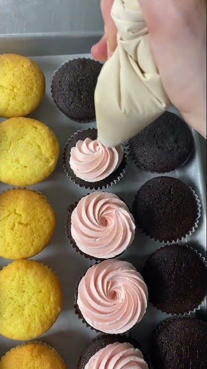 Cupcake decorating! Easy swirl! How To Swirl Frosting On Cupcakes, Cupcake Swirl Frosting Techniques, Simple Cupcake Decorations, Simple Cupcake Decorating Ideas, Cupcake Swirl, Cupcake Frosting Techniques, Business Brainstorming, Easy Cupcakes Decoration, Baby Boy Cupcakes