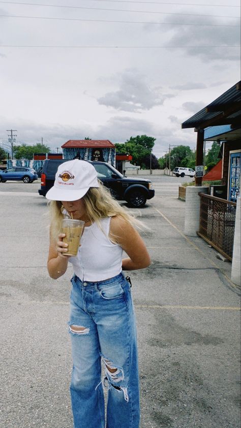 Flat Rimmed Hat Outfit, Hat Astethic, Flat Bill Hat Outfit, Snap Back Hats Outfit Women, Flat Bill Hats For Women Outfit, Panel Hat Outfit, 5 Panel Hat Outfit, Skater Outfit, Hat Outfit