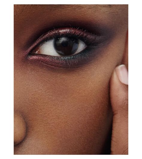 CHANEL BEAUTY on Instagram: “Take a closer look. For a unique smoky look @imari_karanja uses shades of pink, burgundy and Rouge Noir to create mysterious but inviting…” Makeup Looks For Tan Skin, Purple Eye Makeup Looks, Tan Skin Makeup, Skin Tone Makeup, Light Makeup Looks, Party Makeup Looks, Purple Eye Makeup, Eye Makeup Looks, Makeup Secret