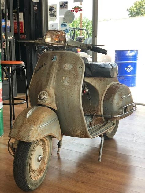 1968 Vespa 150 Sprint Rusty Silver Rembo Viperen Vespa Sprint 150 Vintage, Vespa 150 Sprint, Vespa 150, Italian Job, Classic Vespa, Vintage Vespa, Vespa Sprint, Car Part Furniture, Lambretta Scooter