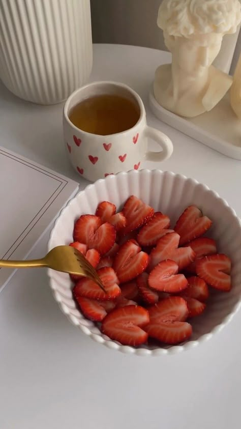 Red Breakfast, Breakfast Aesthetic, Aesthetic Red, Healthy Lifestyle Food, Think Food, Healthy Sweets Recipes, Food Obsession, Interesting Food Recipes, Pretty Food