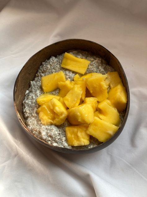 Breakfast With Mango, Chia Seeds Breakfast Recipes, Chia Pudding Ideas, Chia Seed Pudding Aesthetic, Healthy Food Ideas Aesthetic, Chia Pudding Aesthetic, Healthy Life Aesthetic, Healthy Breakfast Aesthetic, Mango Chia Seed Pudding