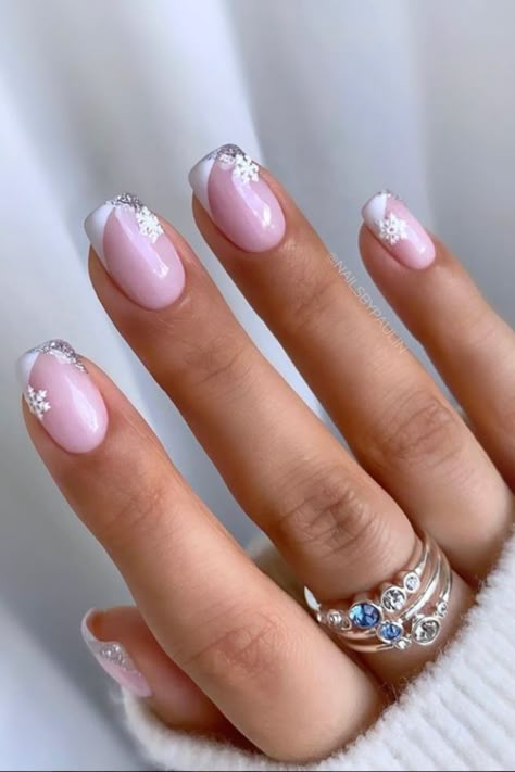 White tip french nails Nails 2023 Holiday, Christmas Nails Glitter, Winter Nails Gel, Unghie Sfumate, Nagel Tips, Christmas Gel Nails, Makijaż Smokey Eye, Snowflake Nails, Christmas Nails Acrylic