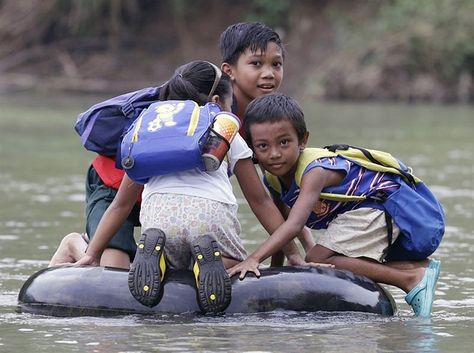 25 Of The Most Dangerous And Unusual Journeys To School In The World Schools Around The World, Dangerous Roads, Walk To School, Kids Around The World, Elementary School Students, We Are The World, People Of The World, Public School, Bored Panda