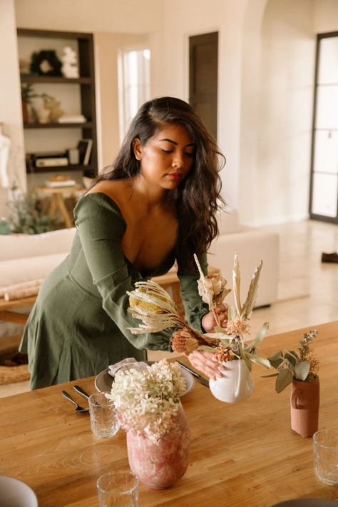 woman setting table dinner party Hosting Aesthetic, Party Etiquette, Funny Cocktails, New Dinner, Pretty Desks, Party Rules, Poolside Party, Etiquette And Manners, Summer Gathering