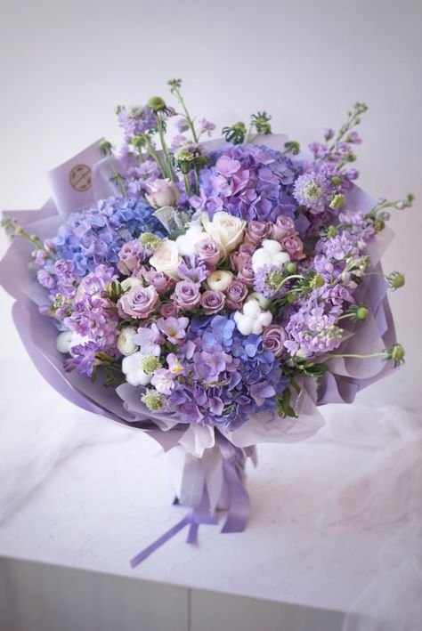 Bouquet Of Flowers Lilac, Light Purple Flower Arrangements, Mix Bouquet Flowers, Purple Flowers Arrangements, Purple Bouquet Aesthetic, Purple And Blue Flower Arrangements, Light Purple Flower Bouquet, Purple Flower Bouquet Aesthetic, Lilac Flower Arrangements