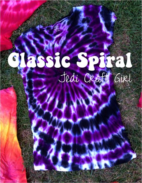 (above center spiral with purple and black dye) Ah, the Classic Spiral.  My favorite Tie-Dye design.  I can’t get enough of this simple fold. Prep: Follow the steps HERE to make sure your shi… Tie Dye Tutorial, Tie Dye Shirts Patterns, Ty Dye, Diy Tie Dye Techniques, Diy Tie Dye Designs, Tie Dye Patterns Diy, Diy Tie Dye Shirts, Dyeing Tutorials, Make A Tie