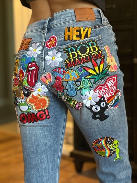 Patchwork Jeans For Women, Vintage Remake Clothes, Patterned Jeans Outfit, Jeans Customization, Patches On Pants, Patchwork Jeans Diy, Customised Jeans, Thrift Upcycle Clothes, Yarn Jeans