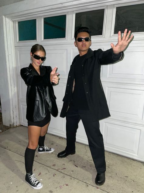 Men In Black Costume For Women, Matrix Costume, Men In Black Costume, Costume Couples, Black Halloween Costumes, Halloween Board, Cops And Robbers, Couple Costumes, Black Costume