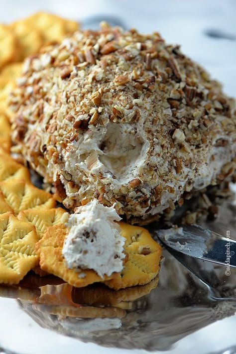 Chicken Cheese Ball, Cheese Ball Recipes Easy, Cheese Spreads, Chicken Balls, Ball Recipes, Christmas Dinner Menu, Party Appetizers Easy, Cheese Ball Recipes, Cheese Balls