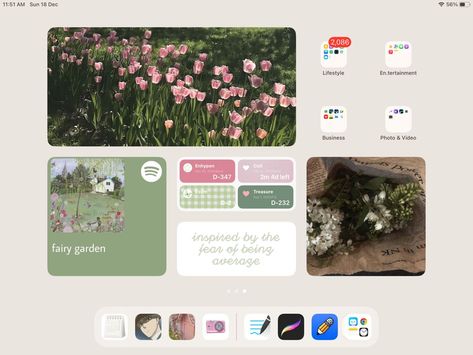 Ipad Screen Ideas Aesthetic, Ipad Wallpaper Setup Aesthetic, Decorating Ipad Homescreen, Ios 17 Ipad Ideas, Ipad Set Up Homescreen, Ipad Screen Layout Aesthetic, Ipad Inspo Homescreen Green, I Pad Layouts, Ipad Os 17 Lockscreen