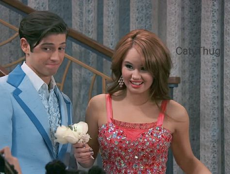 #Hey Jessie #Jessie #Tony #Date Tony Chiccoloni Jessie, Jessie And Tony, Jessie Prescott, Hey Jessie, Disney Jessie, Skai Jackson, Nickelodeon Shows, Debby Ryan, Peyton List